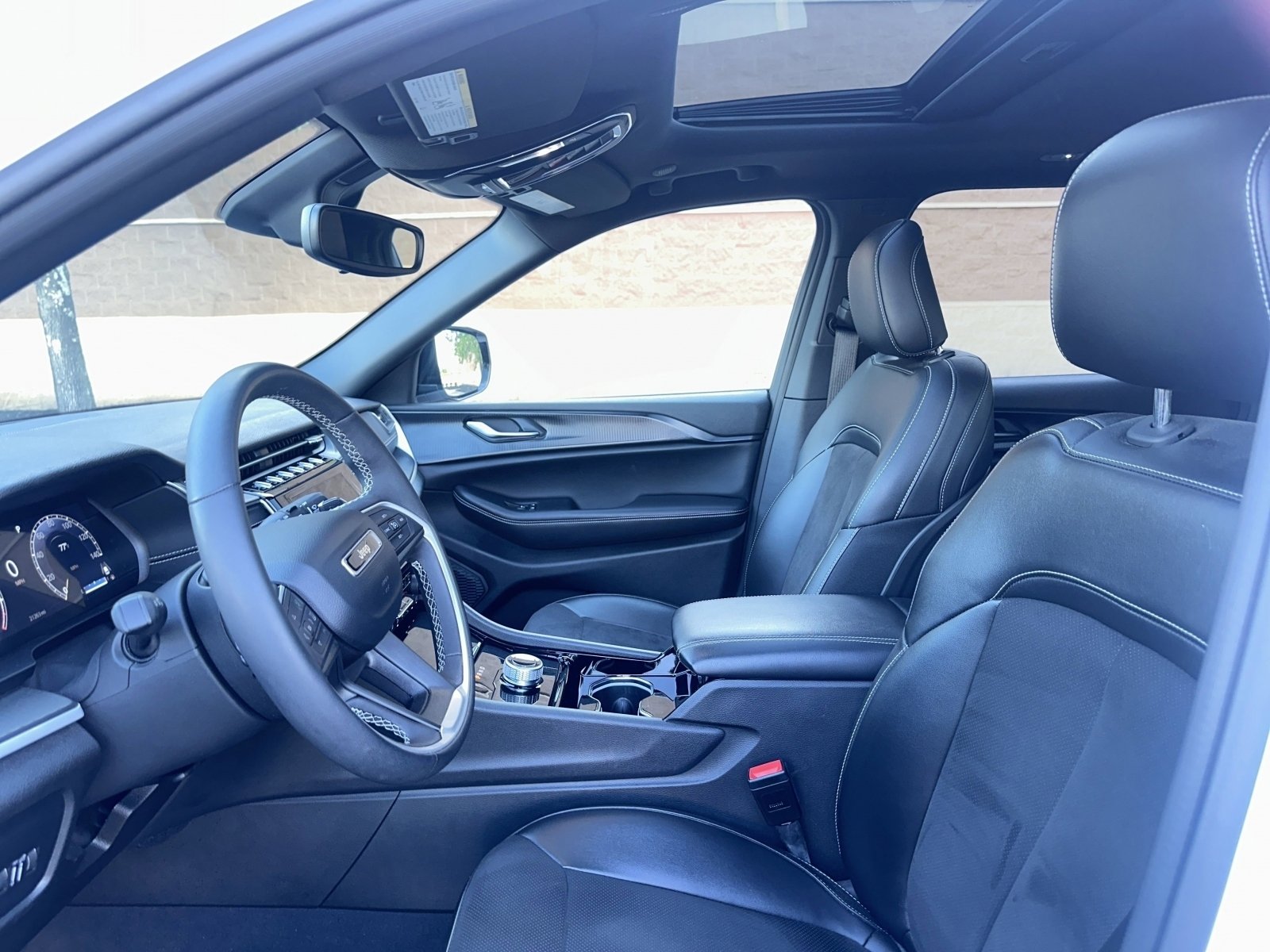 Used 2023 Jeep Grand Cherokee Altitude image 4