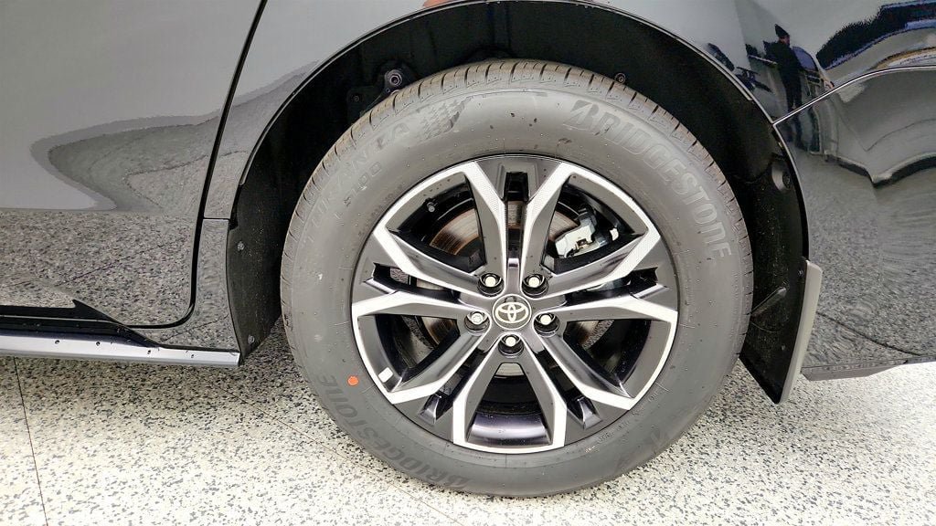 Used 2026 Toyota Sienna Platinum AWD/4WD image 9