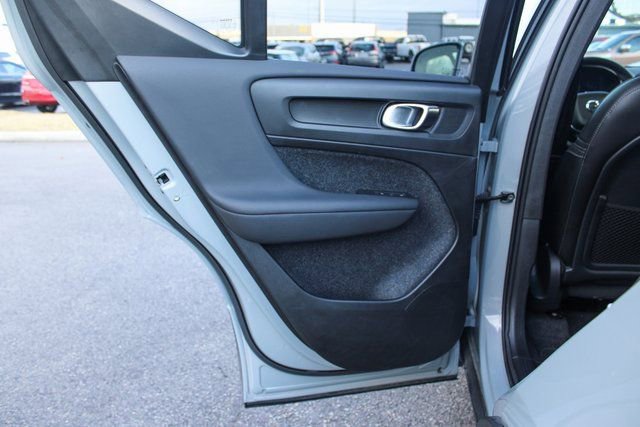 Used 2025 Volvo XC40 B5 Plus image 29