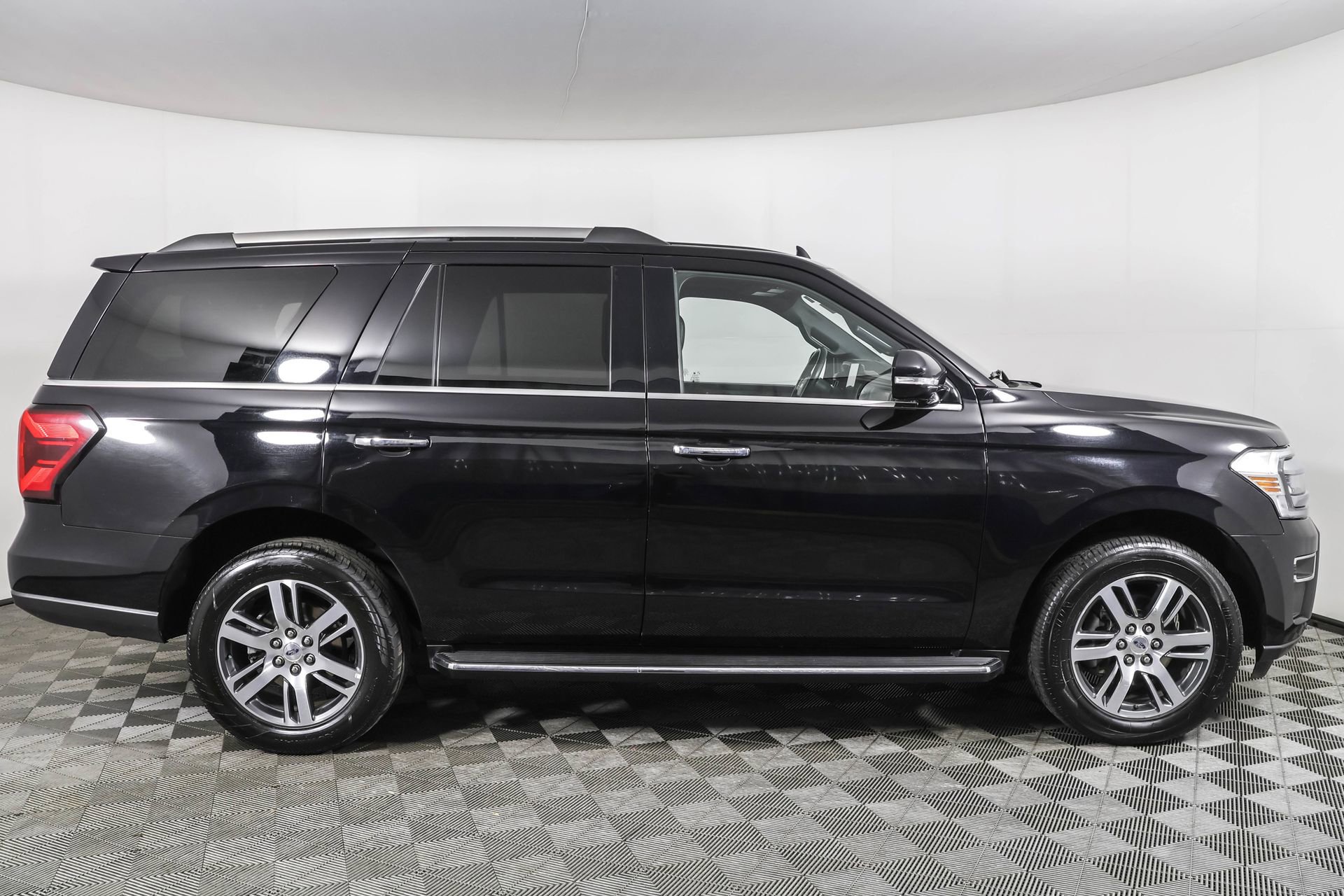 Used 2023 Ford Expedition Limited image 13