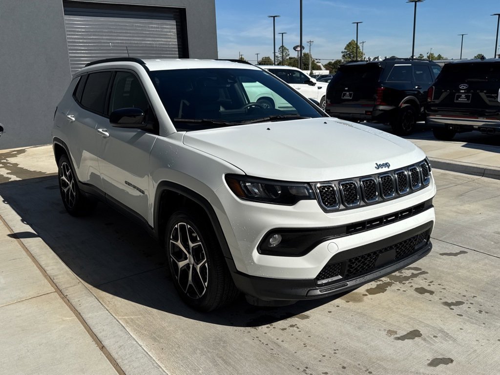 Used 2024 Jeep Compass Latitude image 9