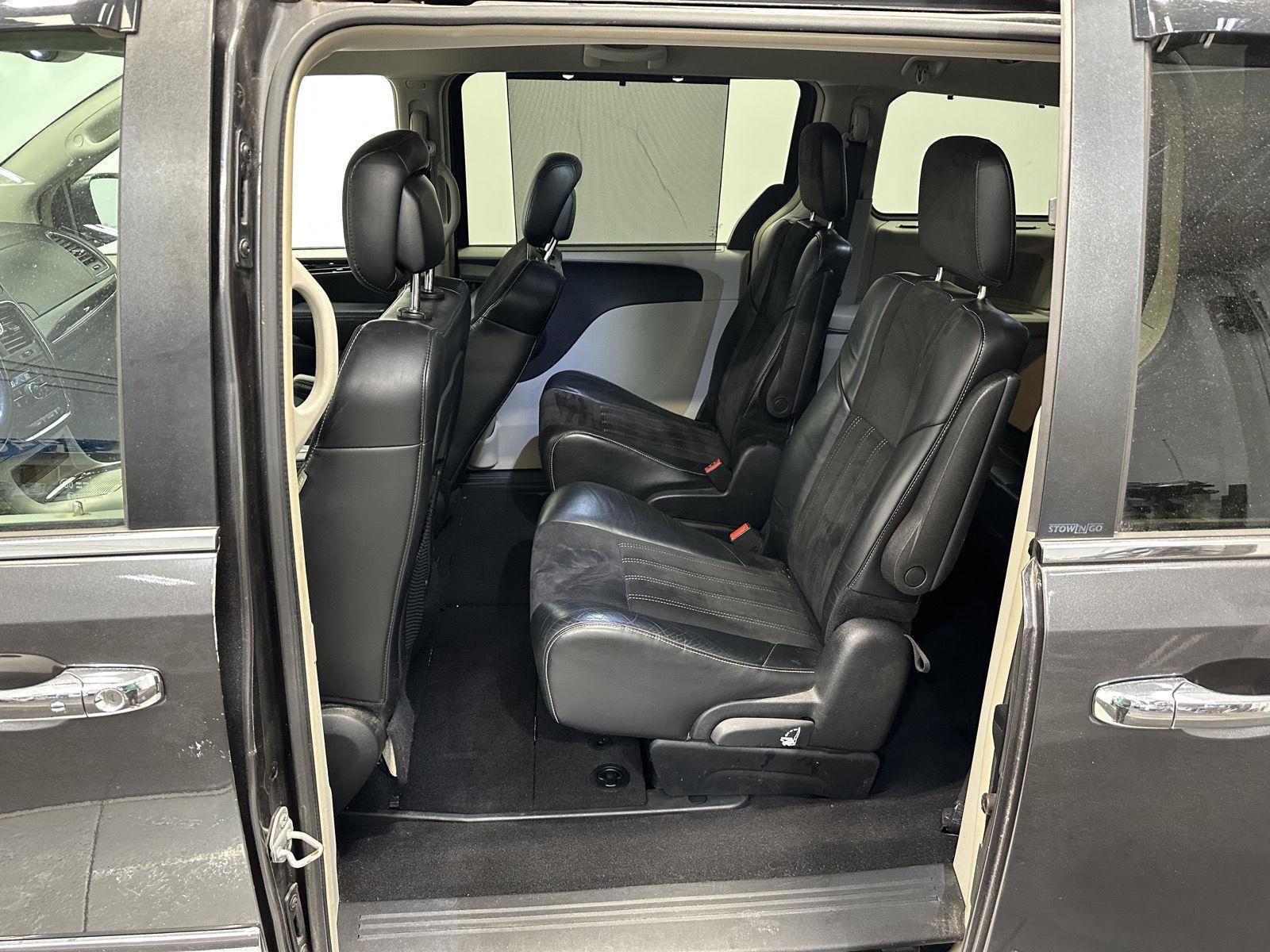 Used 2014 Chrysler Town & Country Touring-L image 20
