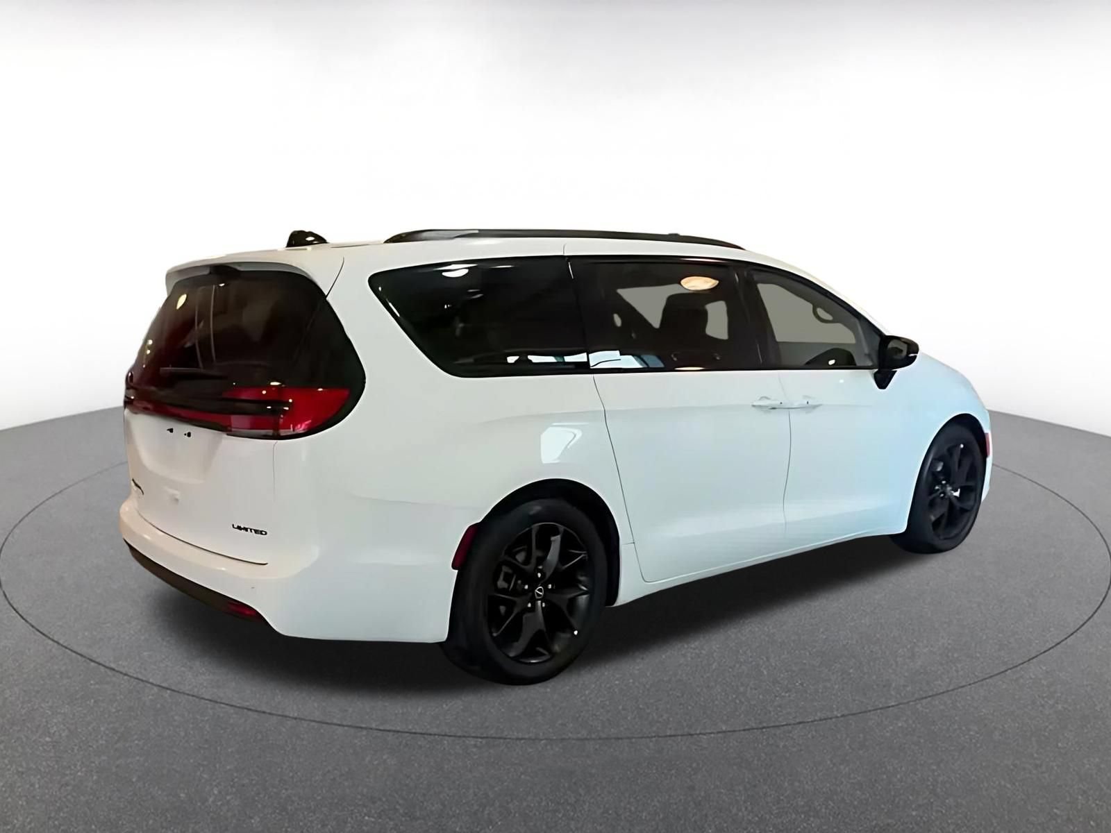 Used 2025 Chrysler Pacifica Limited FWD image 13