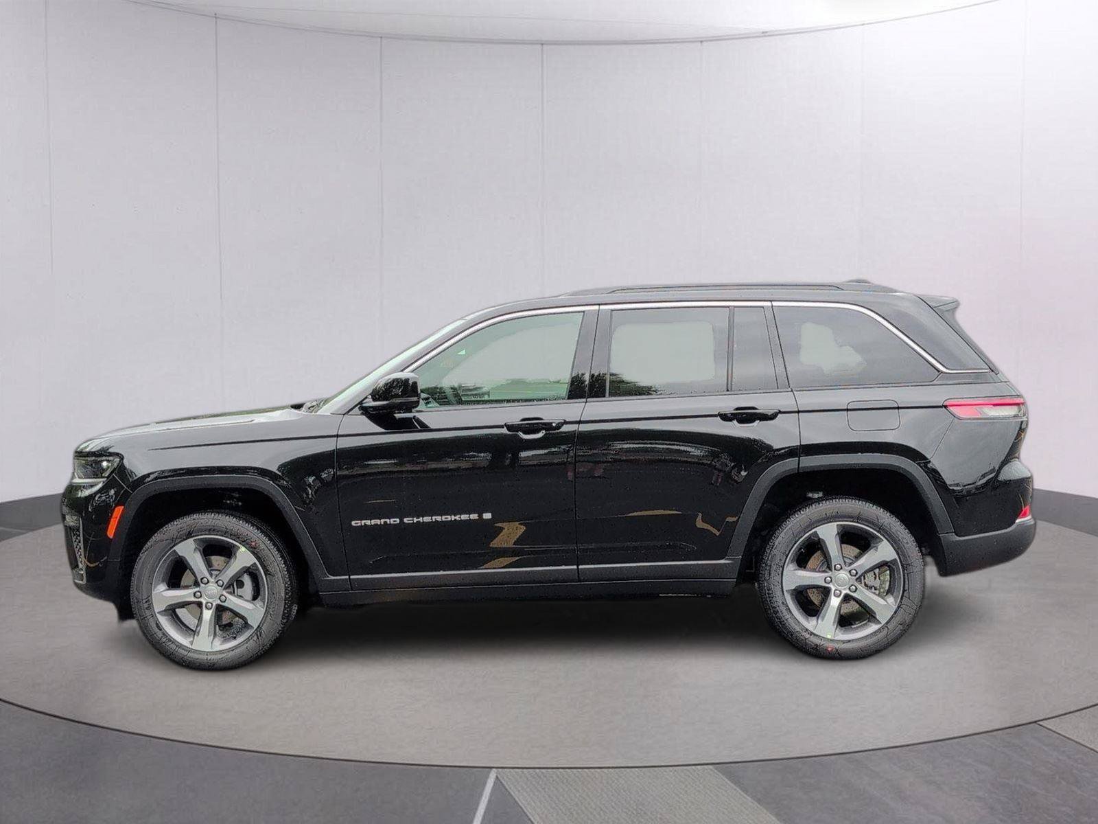 New 2026 Jeep Grand Cherokee Limited w/ Luxury Tech Group II RWD image 2