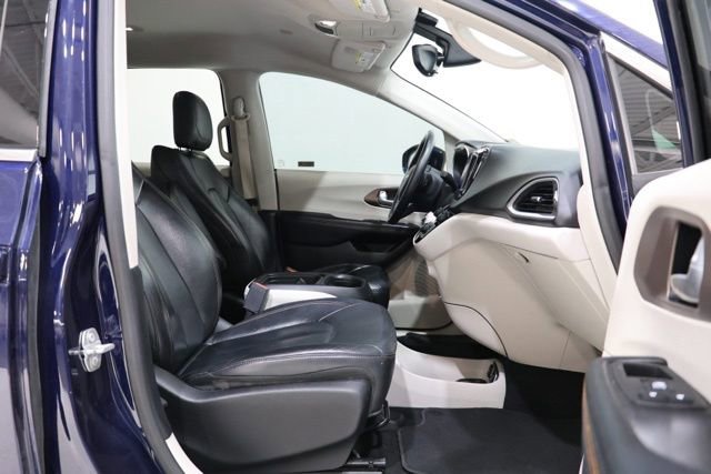 Used 2017 Chrysler Pacifica Touring-L FWD image 37