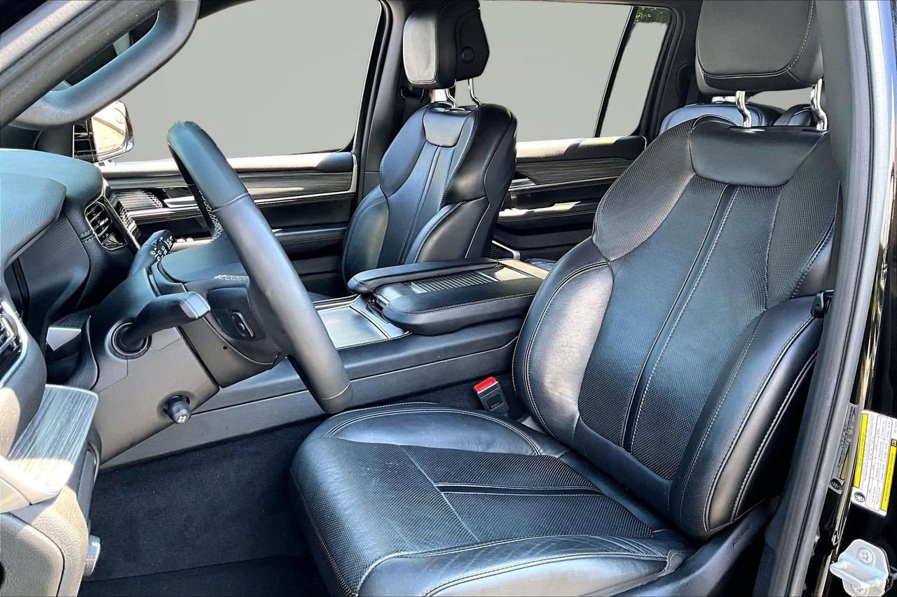 Certified 2024 Jeep Wagoneer L Series II w/ Flexible Seating Group AWD/4WD image 19