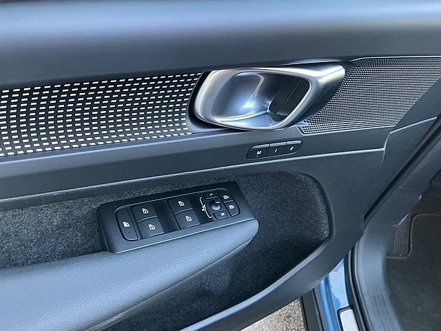 Certified 2025 Volvo XC40 B5 Plus image 17