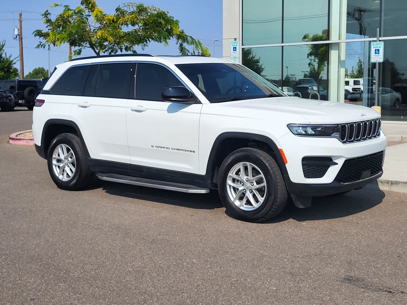Used 2024 Jeep Grand Cherokee Laredo X AWD/4WD image 3