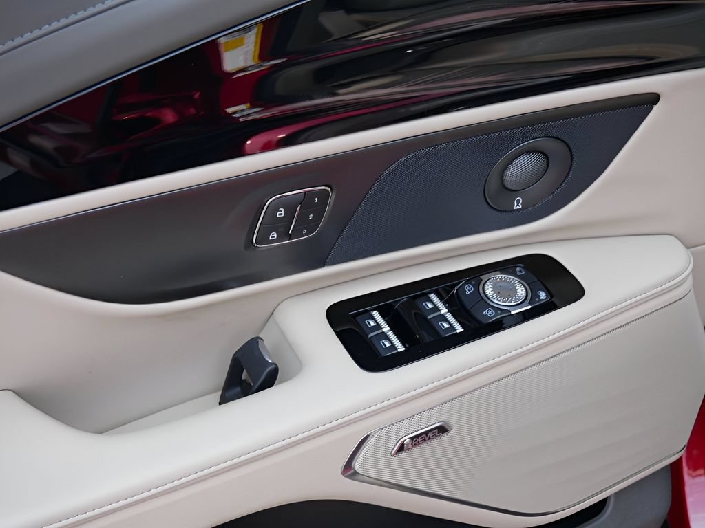 Used 2025 Lincoln Nautilus Reserve AWD/4WD image 16