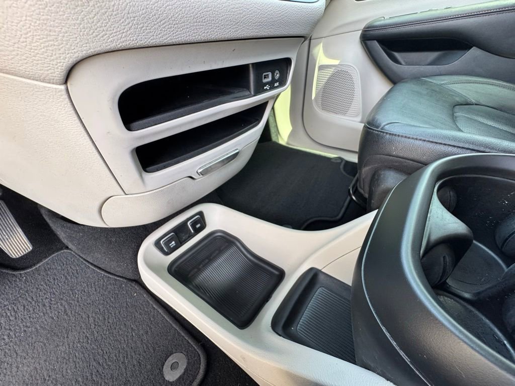 Used 2020 Chrysler Pacifica Touring-L w/ Tire & Wheel Group image 30