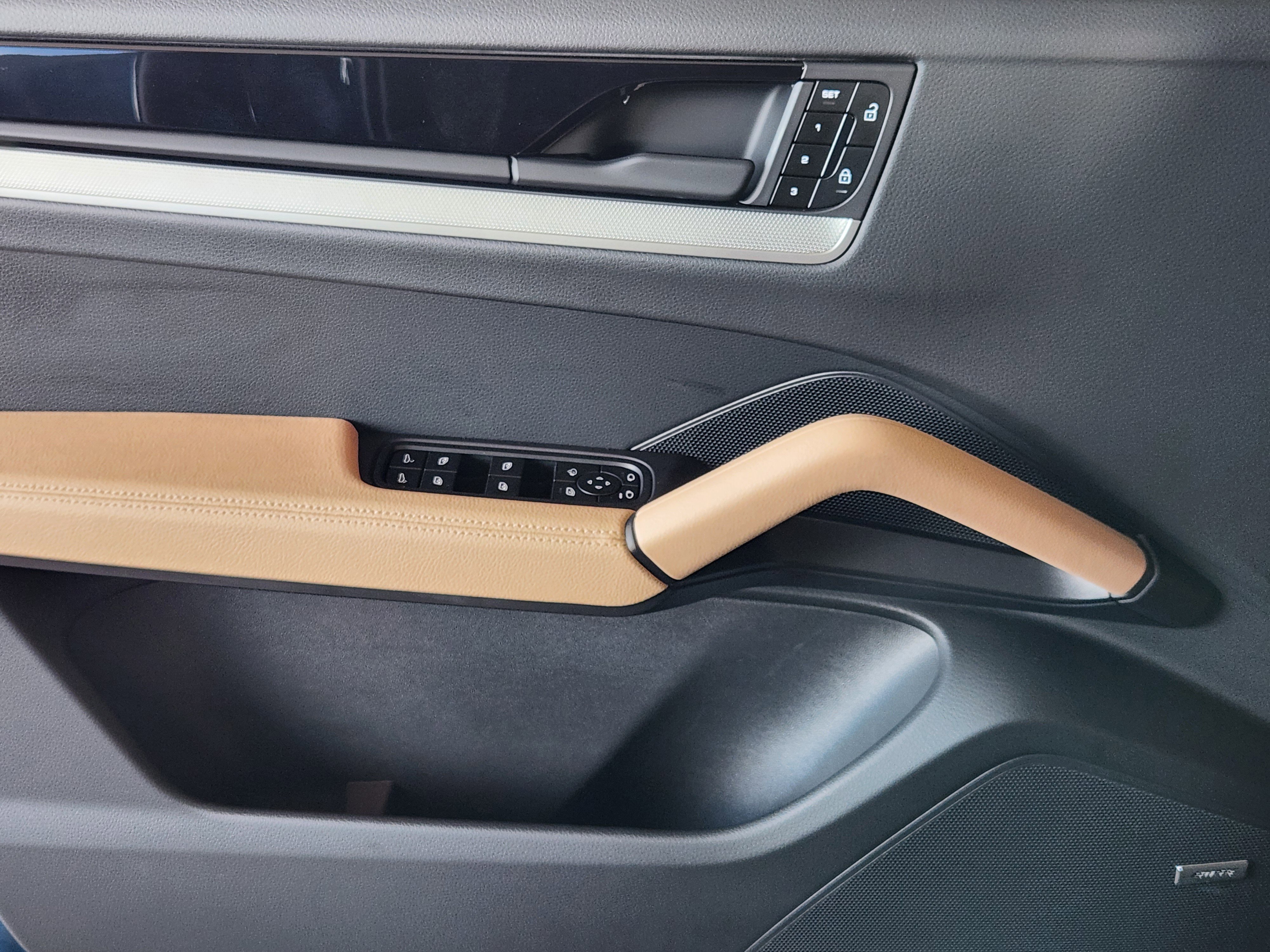 Certified 2025 Porsche Cayenne Coupe image 25