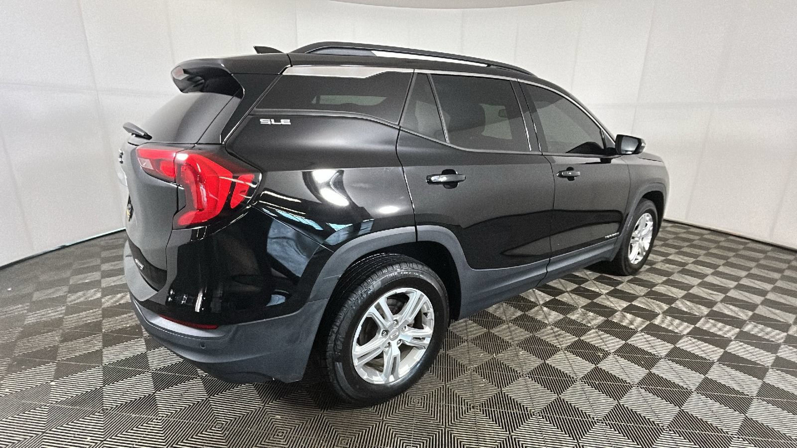 Used 2020 GMC Terrain SLE w/ Driver Convenience Package AWD/4WD image 3