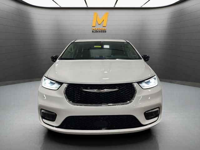 Used 2024 Chrysler Pacifica Touring-L image 3