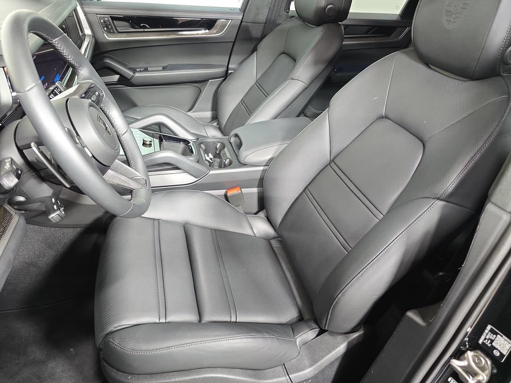 Certified 2026 Porsche Cayenne Turbo AWD/4WD image 5