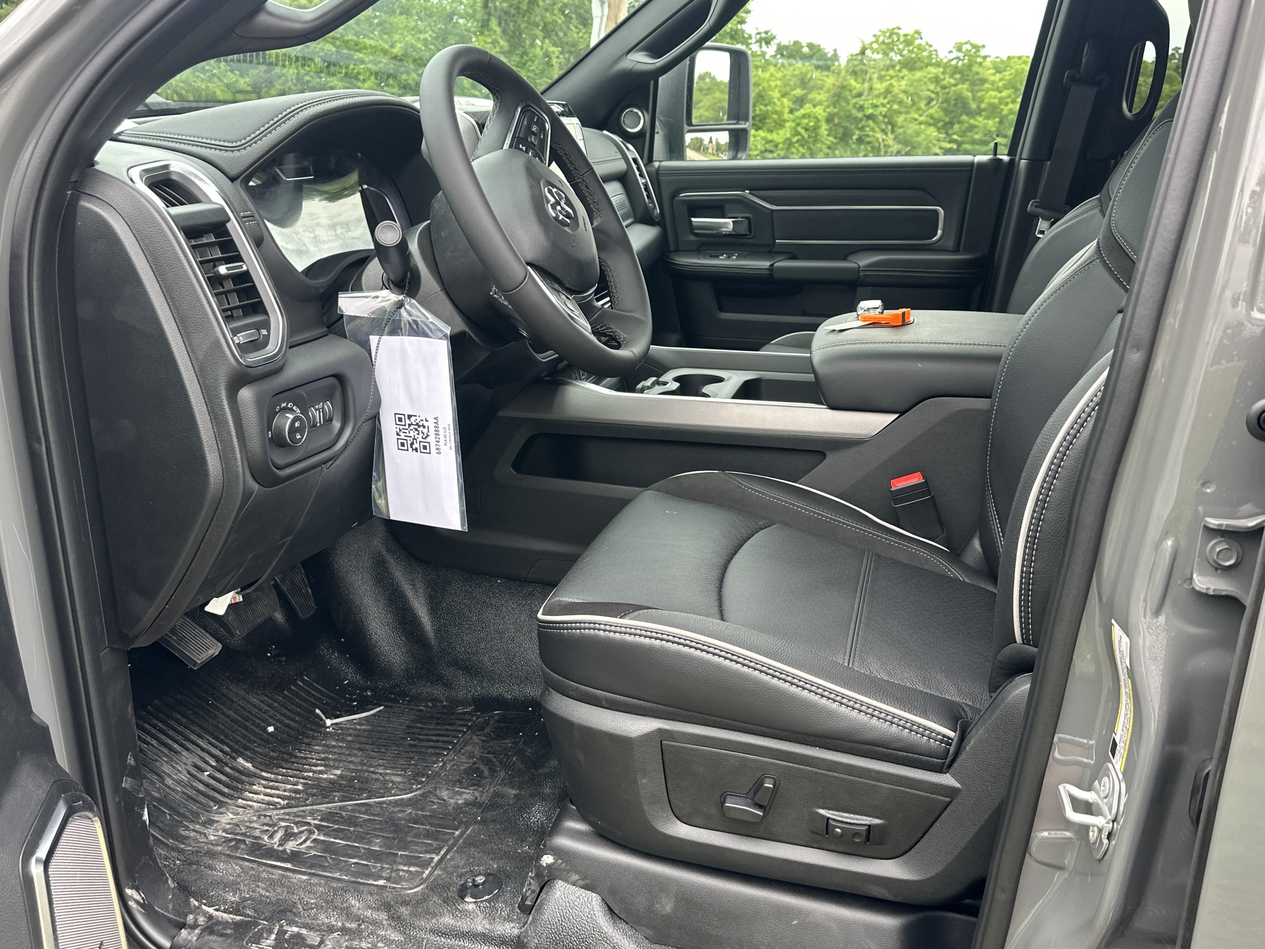 New 2026 RAM 5500 4x4 Crew Cab w/ Laramie Trim Package image 28