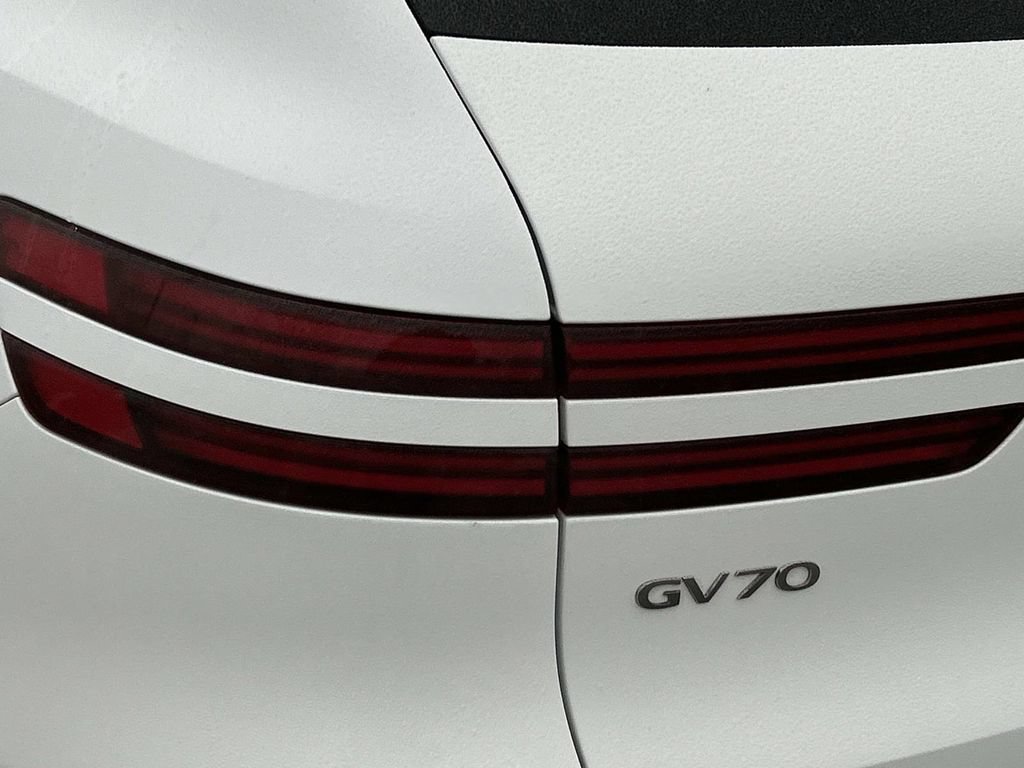Used 2025 Genesis GV70 3.5T Sport w/ Sport Advanced Package AWD/4WD image 13