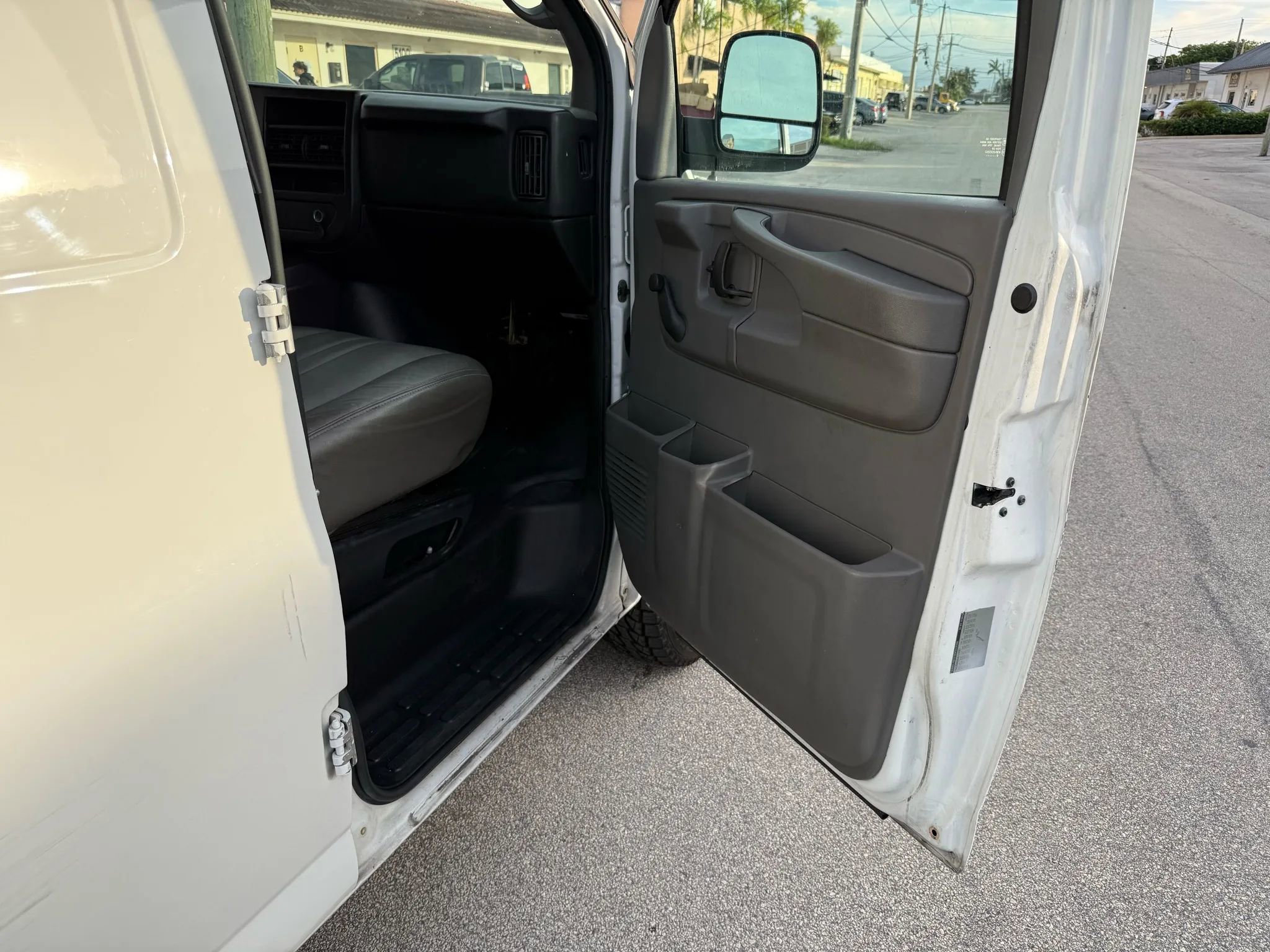 Used 2010 Chevrolet Express 2500 Extended image 23