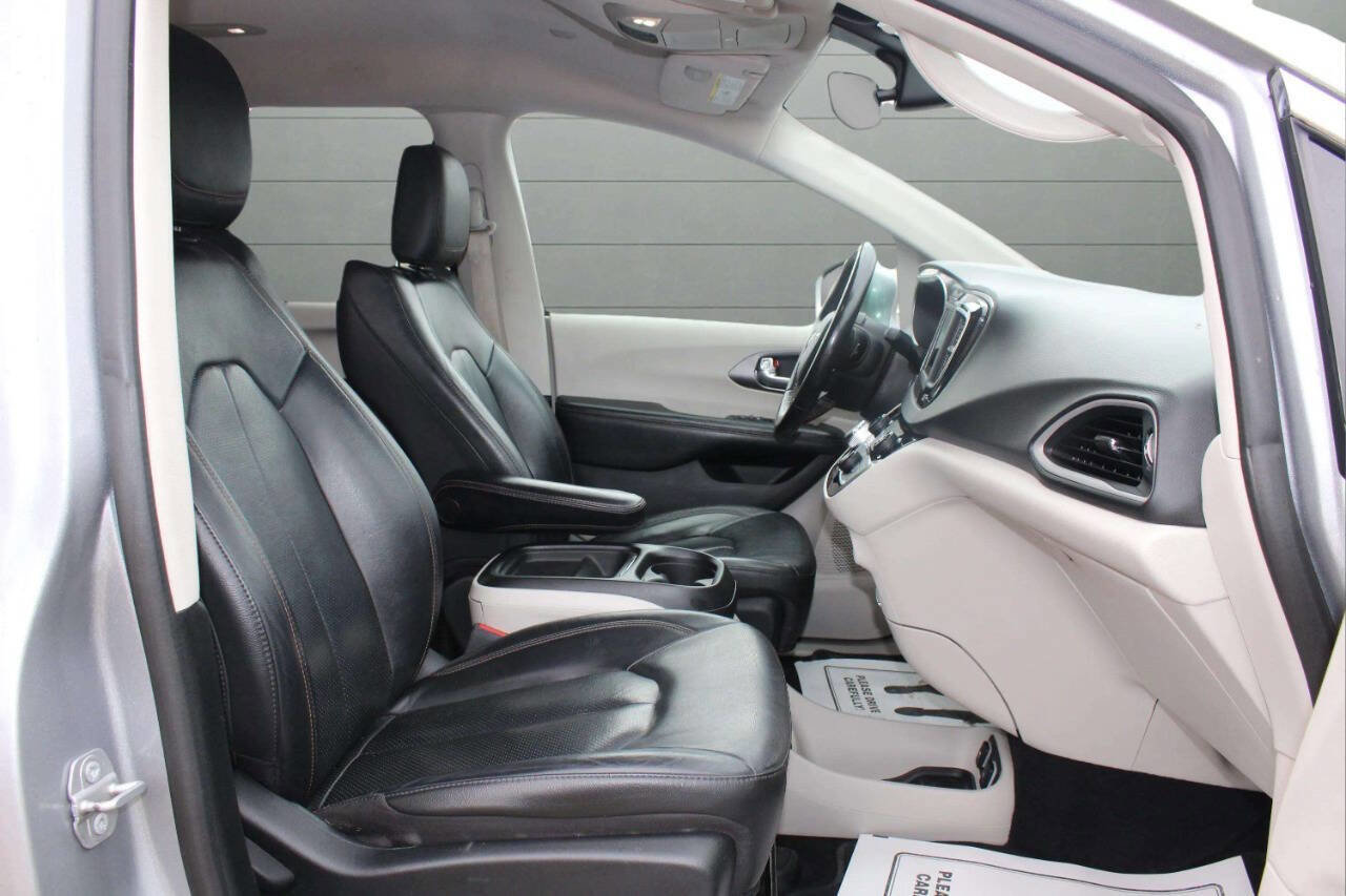 Used 2020 Chrysler Pacifica Touring-L FWD image 20