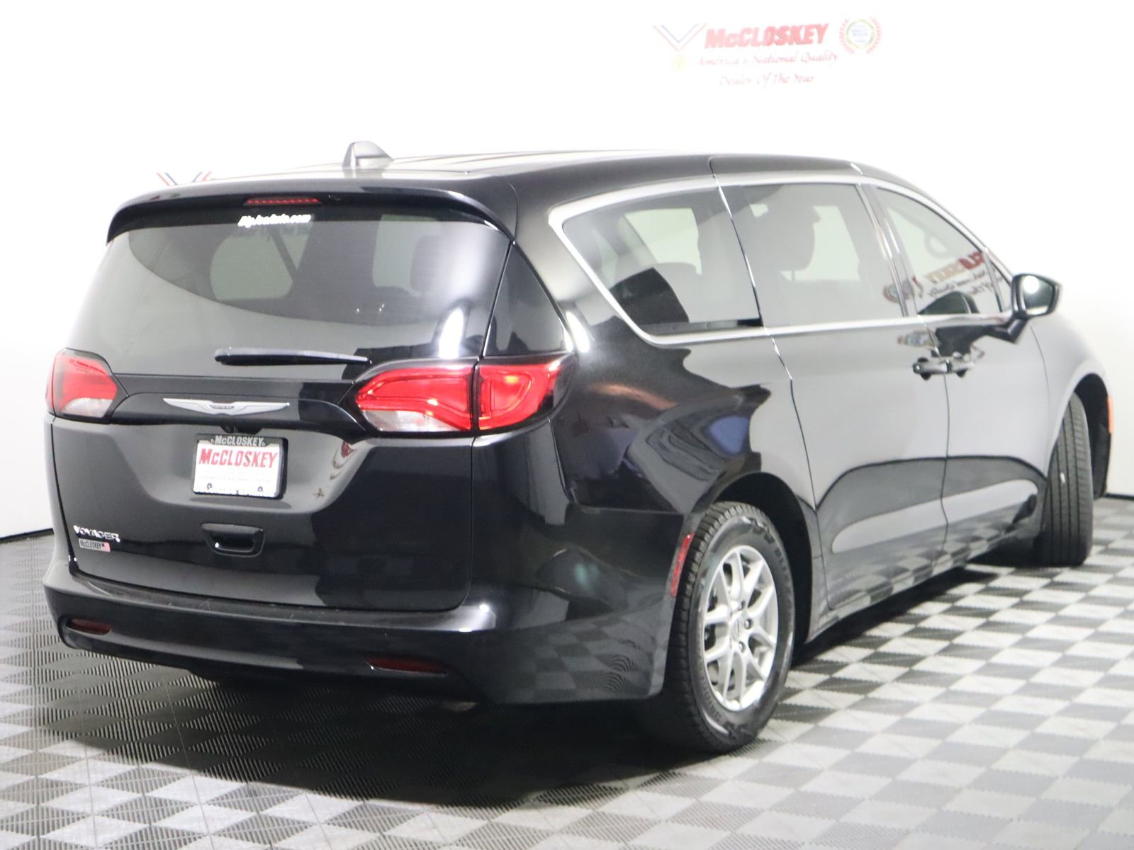 Used 2024 Chrysler Voyager LX image 5