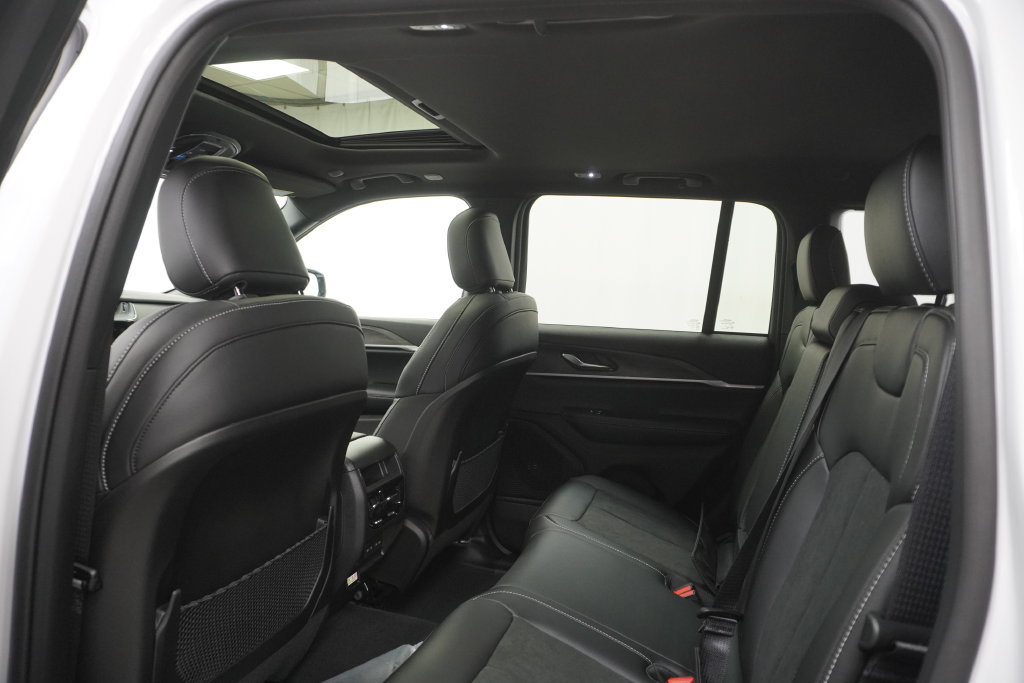 New 2026 Jeep Grand Cherokee Altitude AWD/4WD image 18