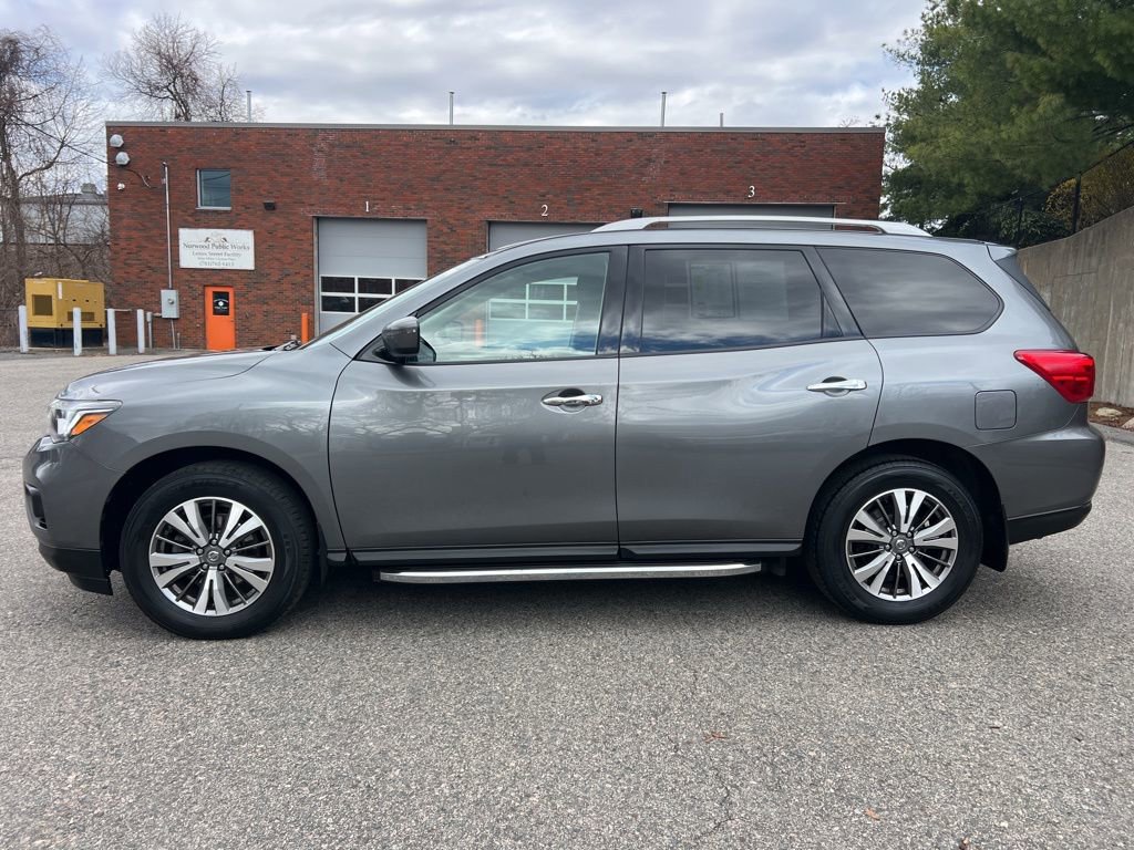 Used 2020 Nissan Pathfinder SV image 2
