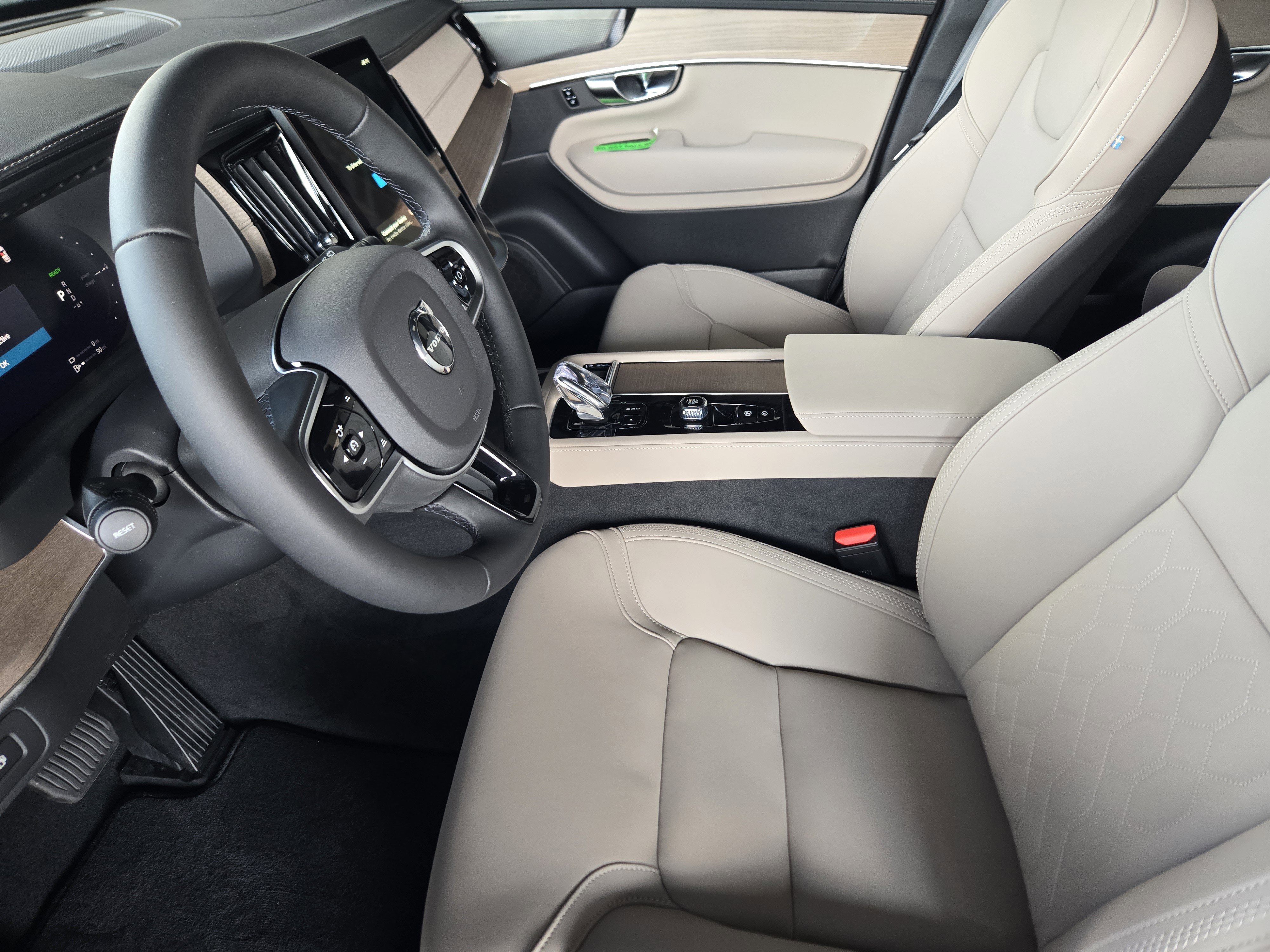New 2026 Volvo XC90 T8 Plus w/ Protection Package Premier AWD/4WD image 10