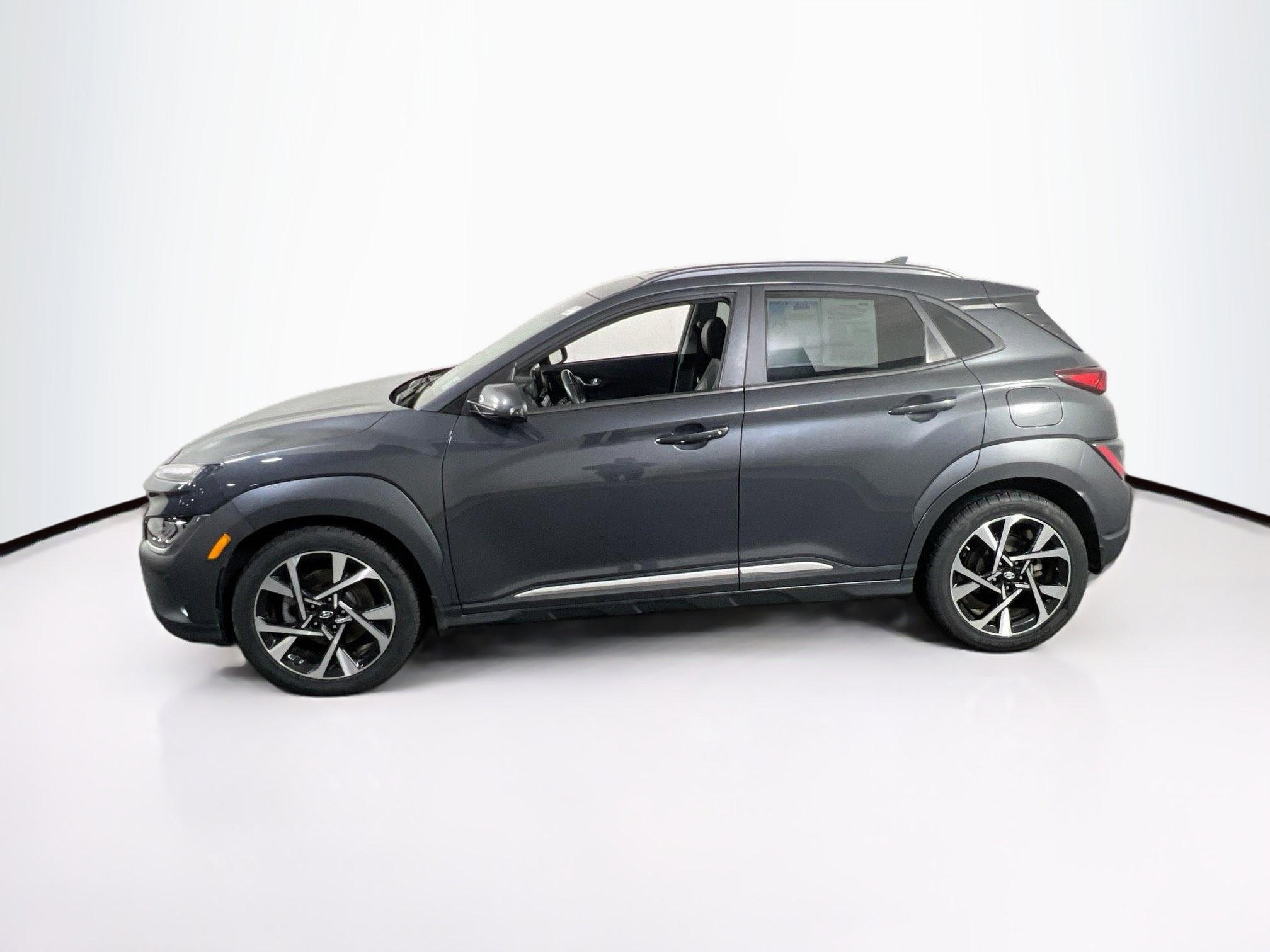 Used 2022 Hyundai Kona Limited w/ Cargo Package image 8