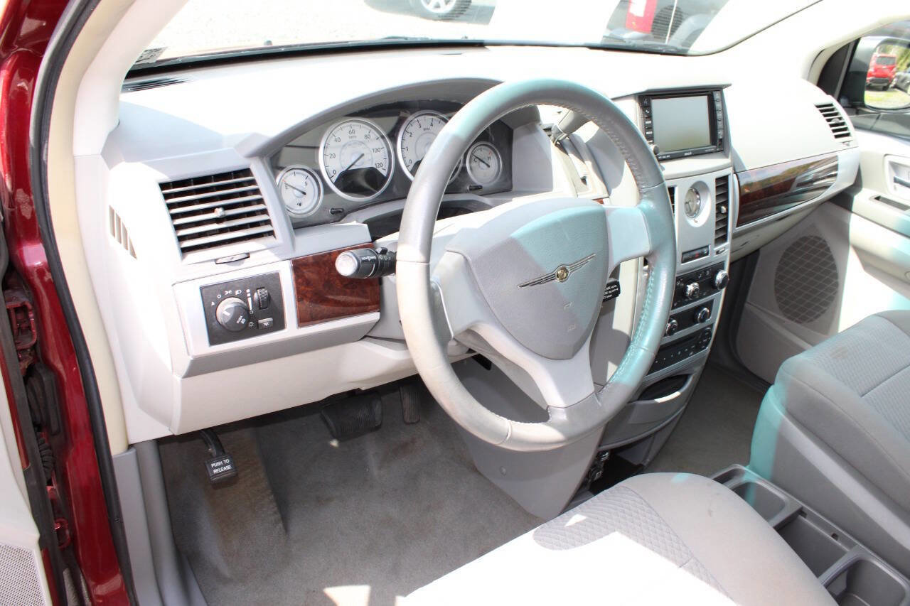 Used 2010 Chrysler Town & Country Touring w/ Entertainment Group #2 FWD image 13