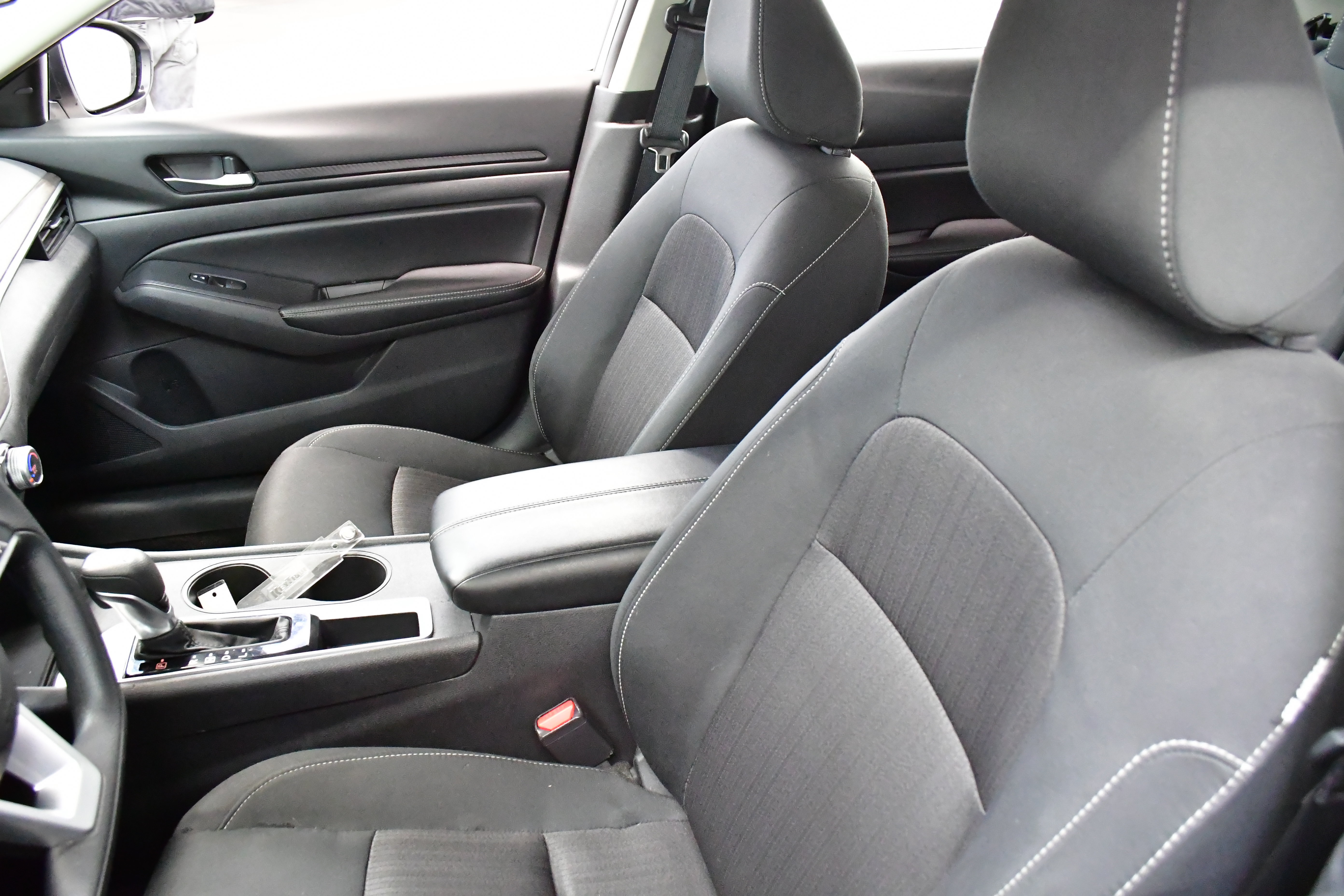 Used 2025 Nissan Altima 2.5 SV FWD image 11