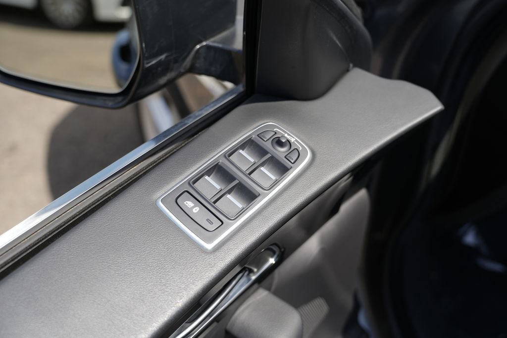 Used 2019 Jaguar F-PACE Premium image 23