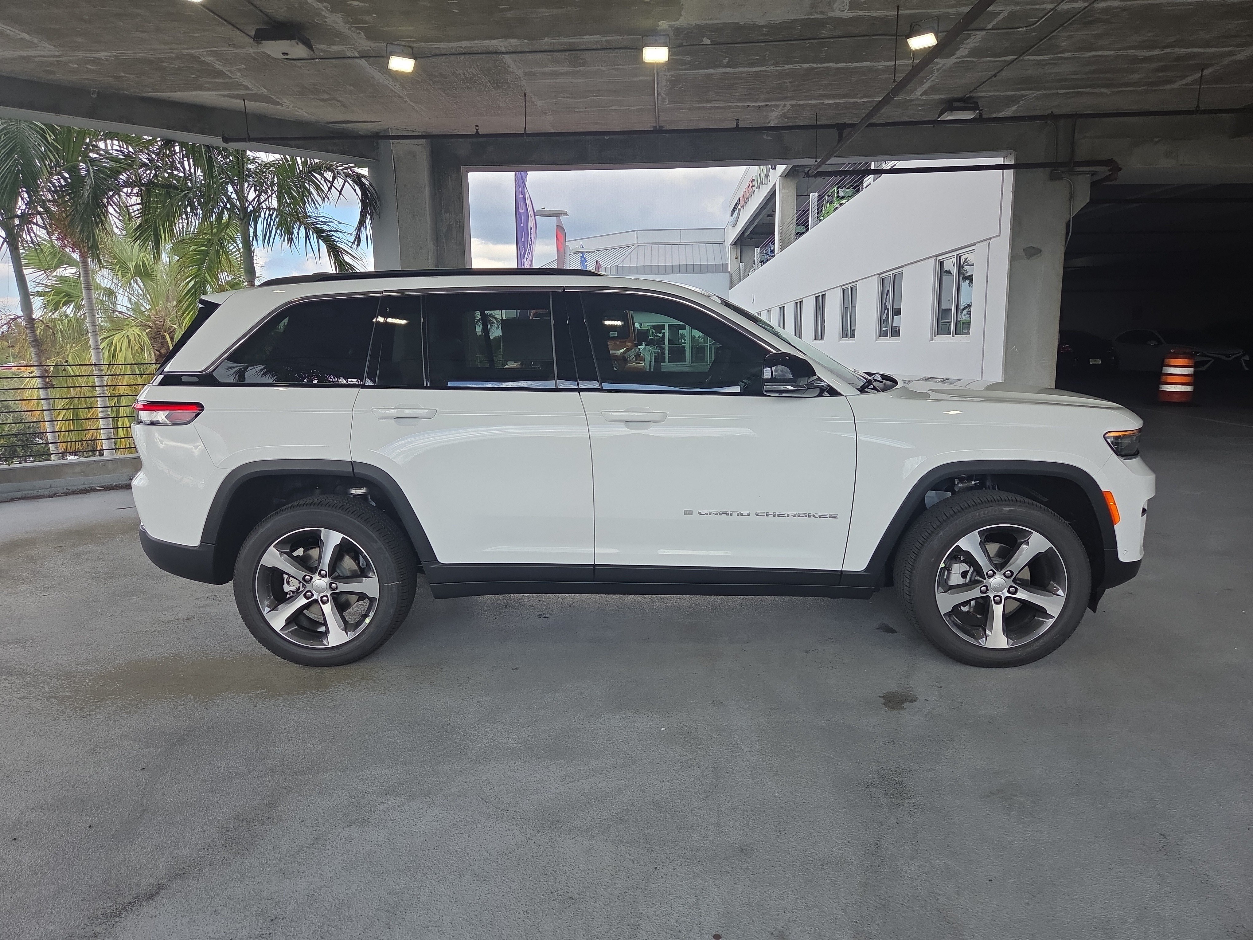 New 2025 Jeep Grand Cherokee Limited w/ Luxury Tech Group II AWD/4WD image 4