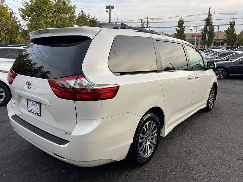 Used 2020 Toyota Sienna XLE FWD image 6