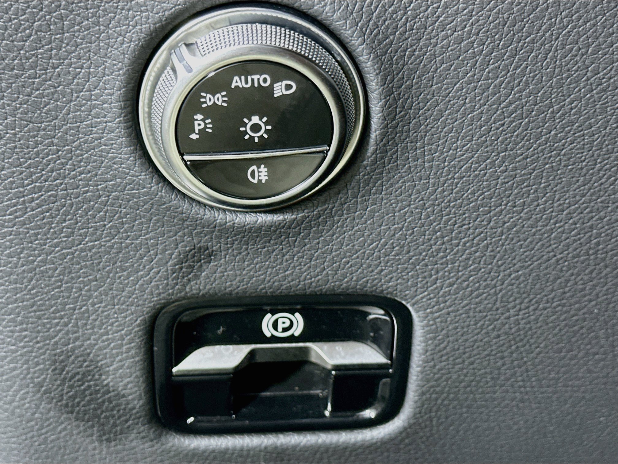 Used 2025 Mercedes-Benz GLC 300 image 17