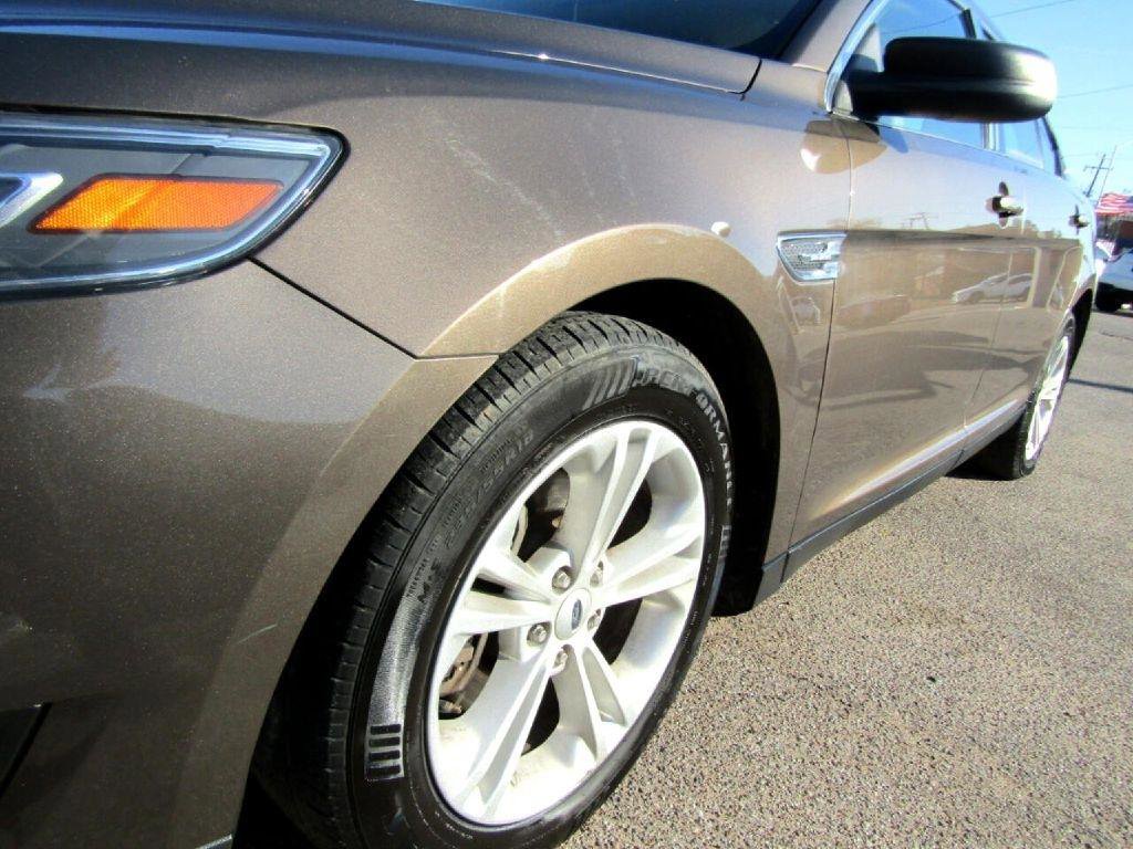 Used 2016 Ford Taurus SE FWD image 15