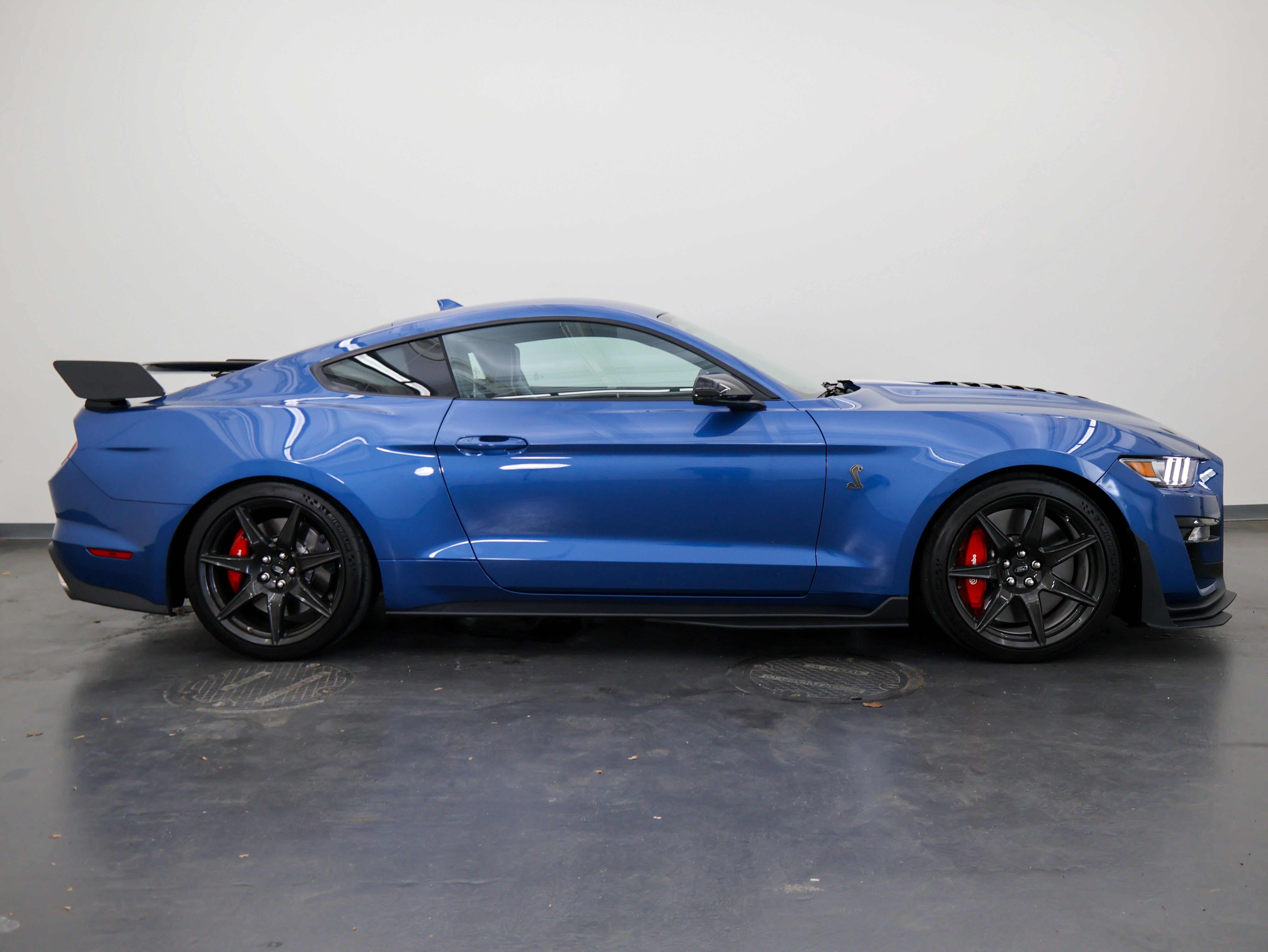 Used 2020 Ford Mustang Shelby GT500 w/ Carbon Fiber Track Pack RWD image 2