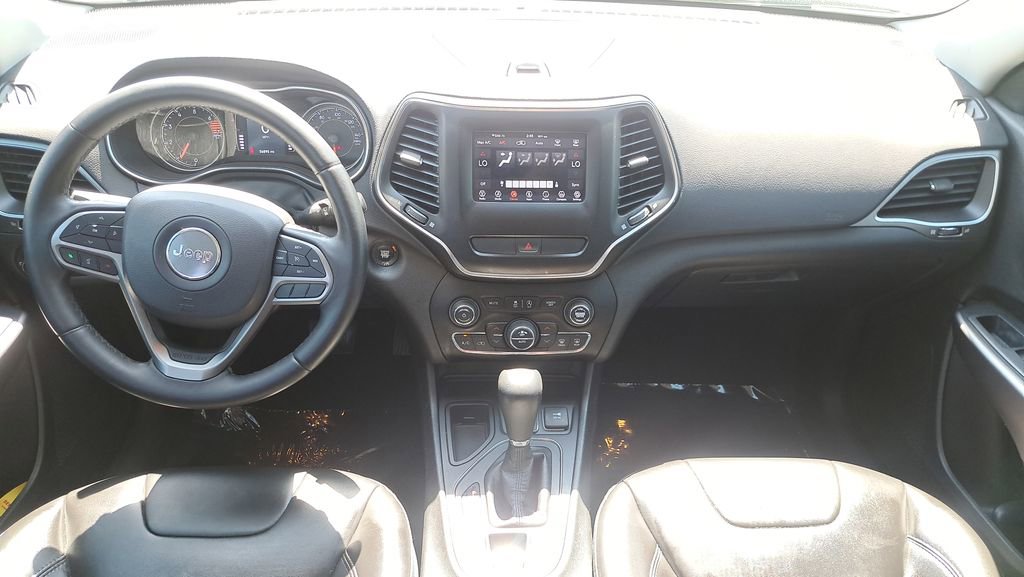 Used 2019 Jeep Cherokee Latitude Plus w/ Comfort/Convenience Group FWD image 14