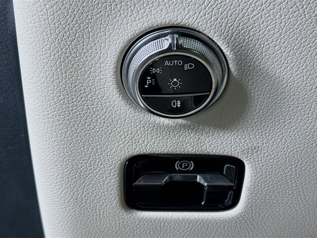 Used 2025 Mercedes-Benz GLC 350e GLC 350e image 10