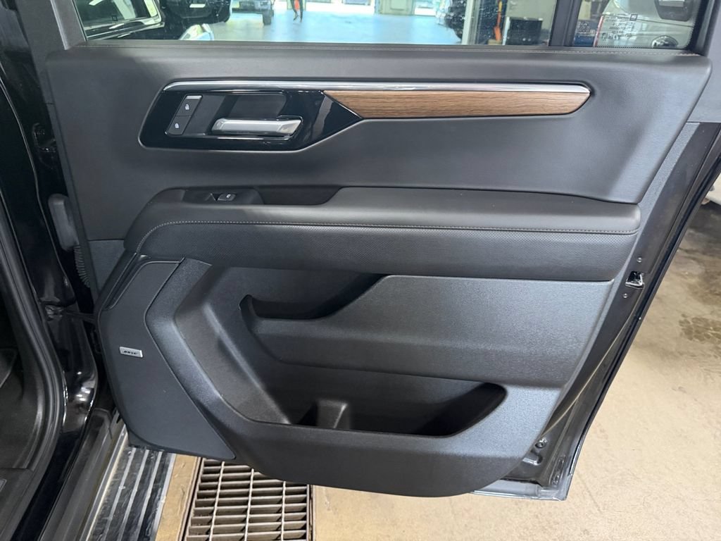 Used 2025 Chevrolet Suburban High Country AWD/4WD image 29