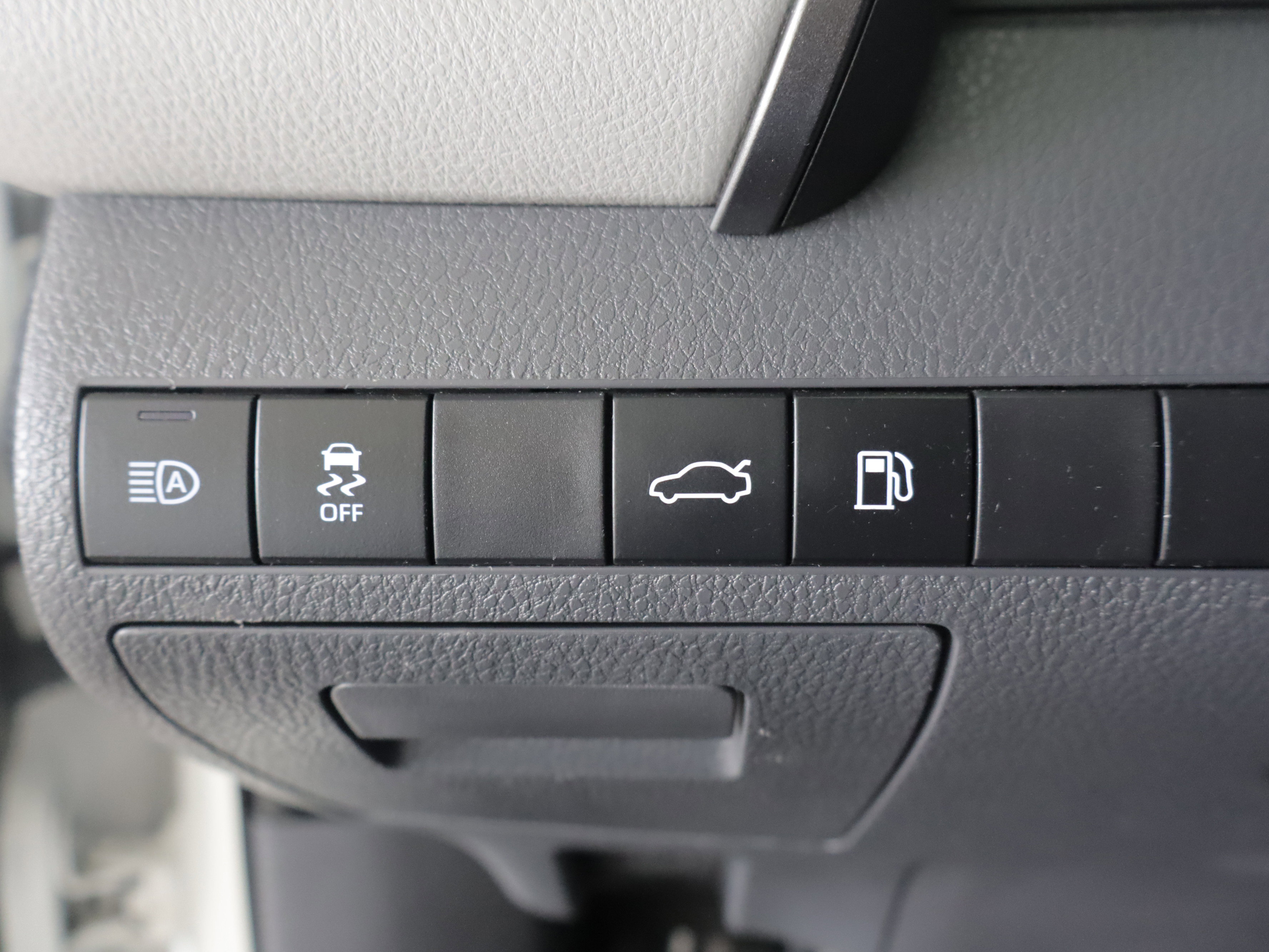 Used 2018 Toyota Camry LE FWD image 17