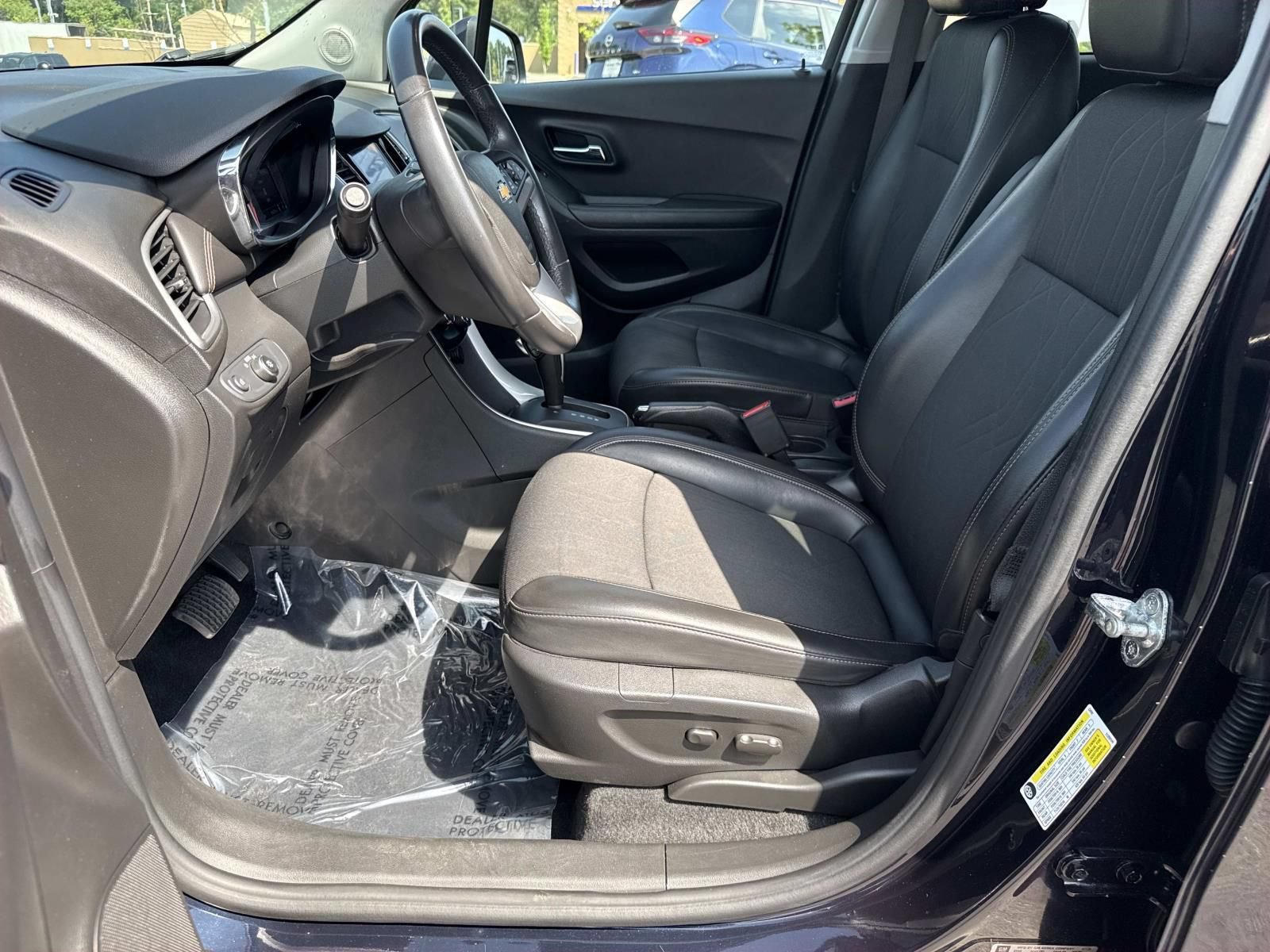 Used 2021 Chevrolet Trax LT w/ LT Convenience Package AWD/4WD image 29