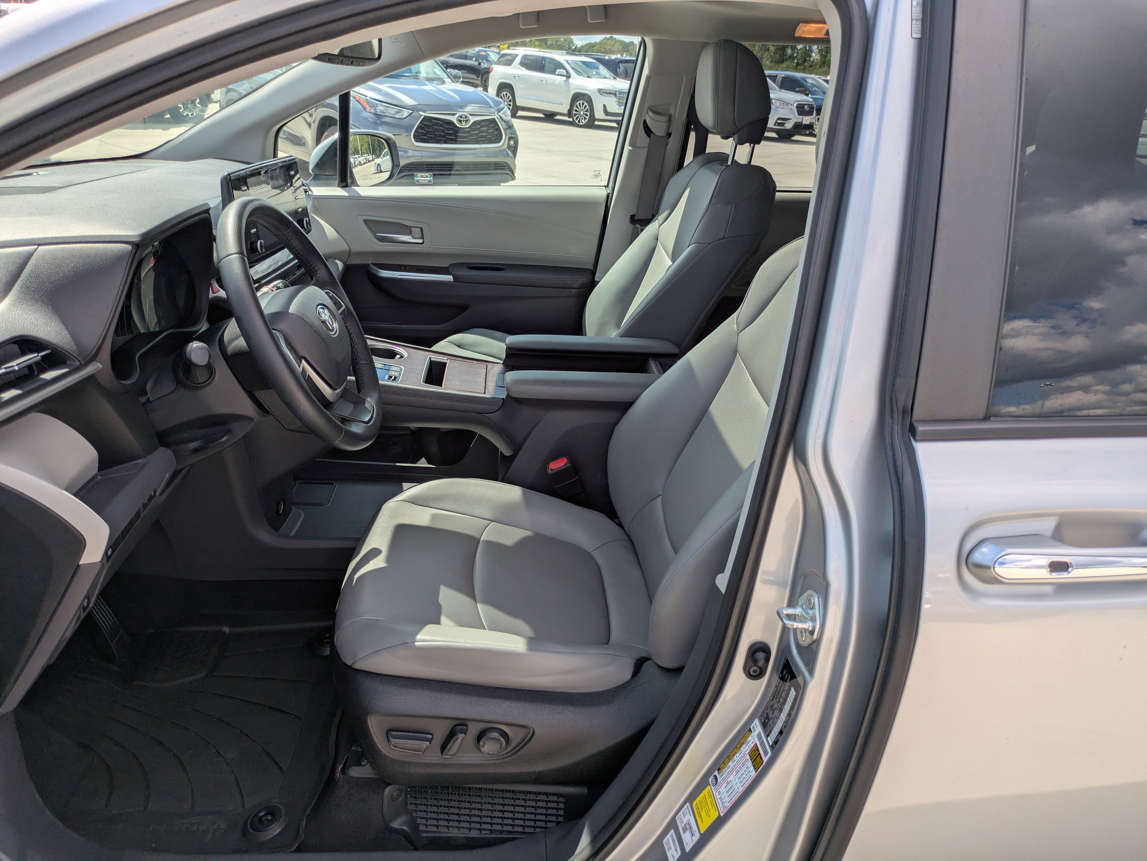 Certified 2022 Toyota Sienna XLE image 10