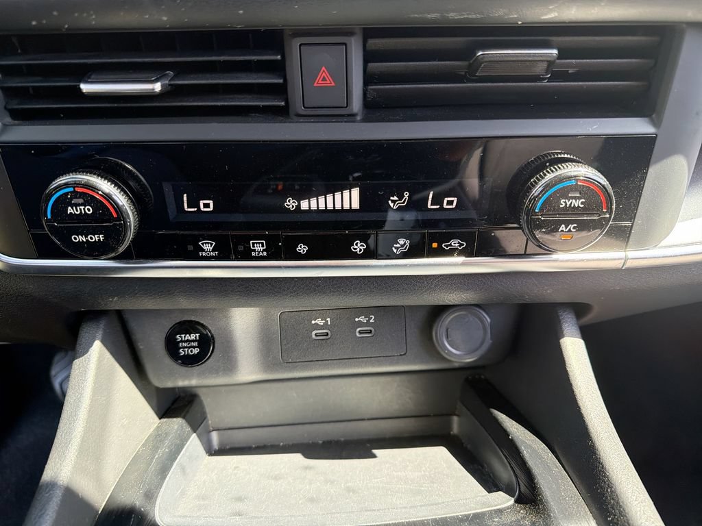 Used 2024 Nissan Rogue SV AWD/4WD image 16