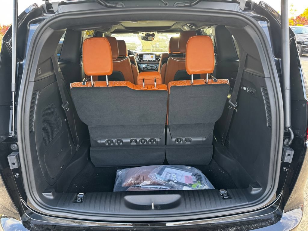 New 2026 Chrysler Pacifica Pinnacle w/ Trailer Tow Group AWD/4WD image 19