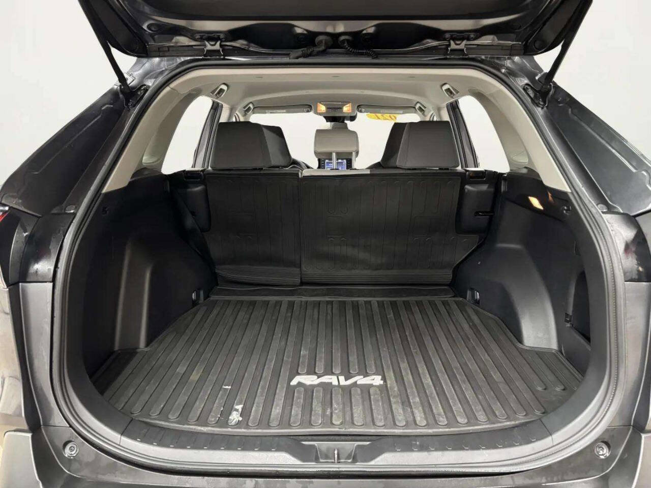 Used 2021 Toyota RAV4 XLE image 15