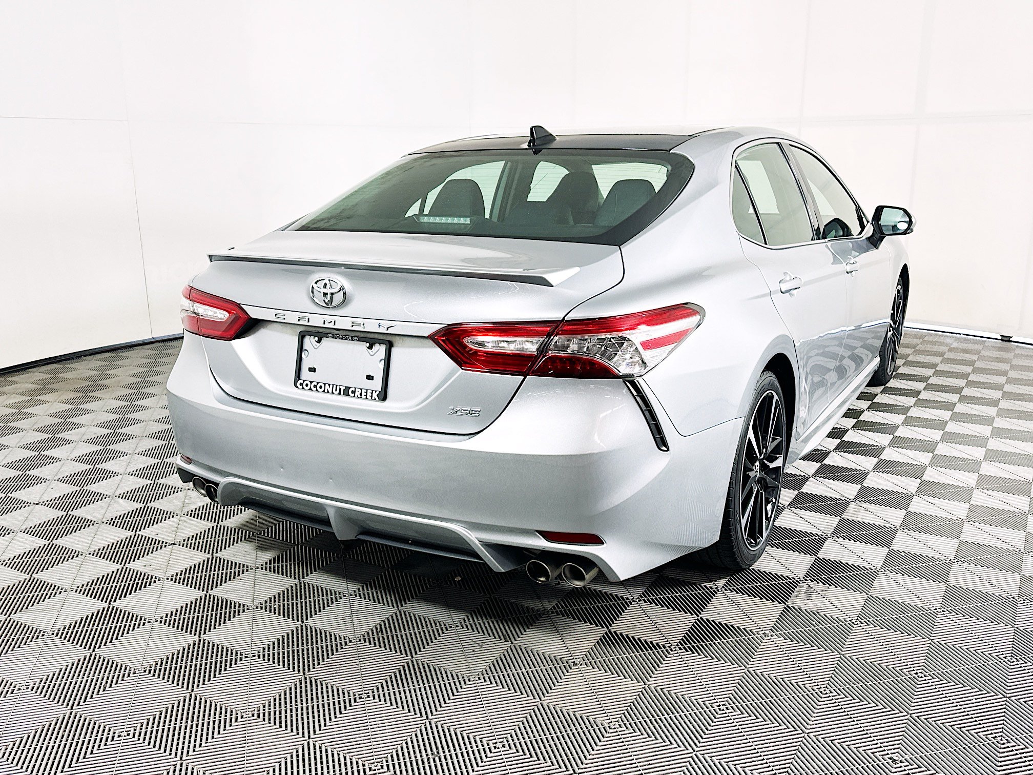 Used 2020 Toyota Camry XSE FWD image 3
