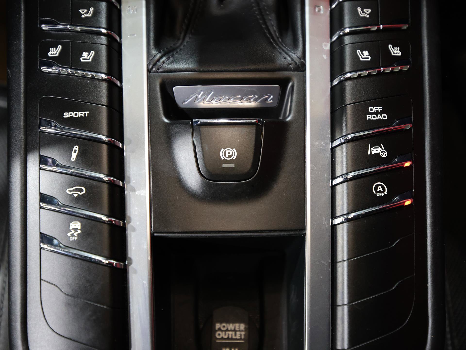 Used 2015 Porsche Macan Turbo AWD/4WD image 22