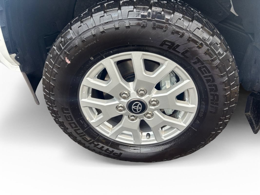 Used 2024 Toyota Tacoma SR5 AWD/4WD image 9