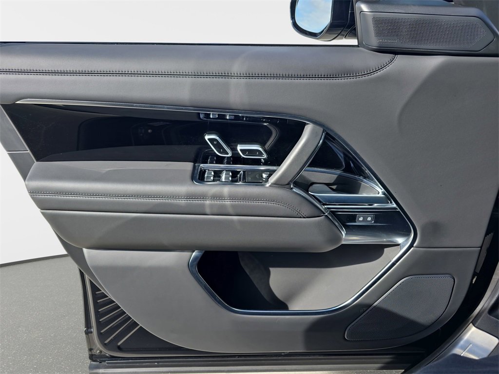 Certified 2025 Land Rover Range Rover SE image 28