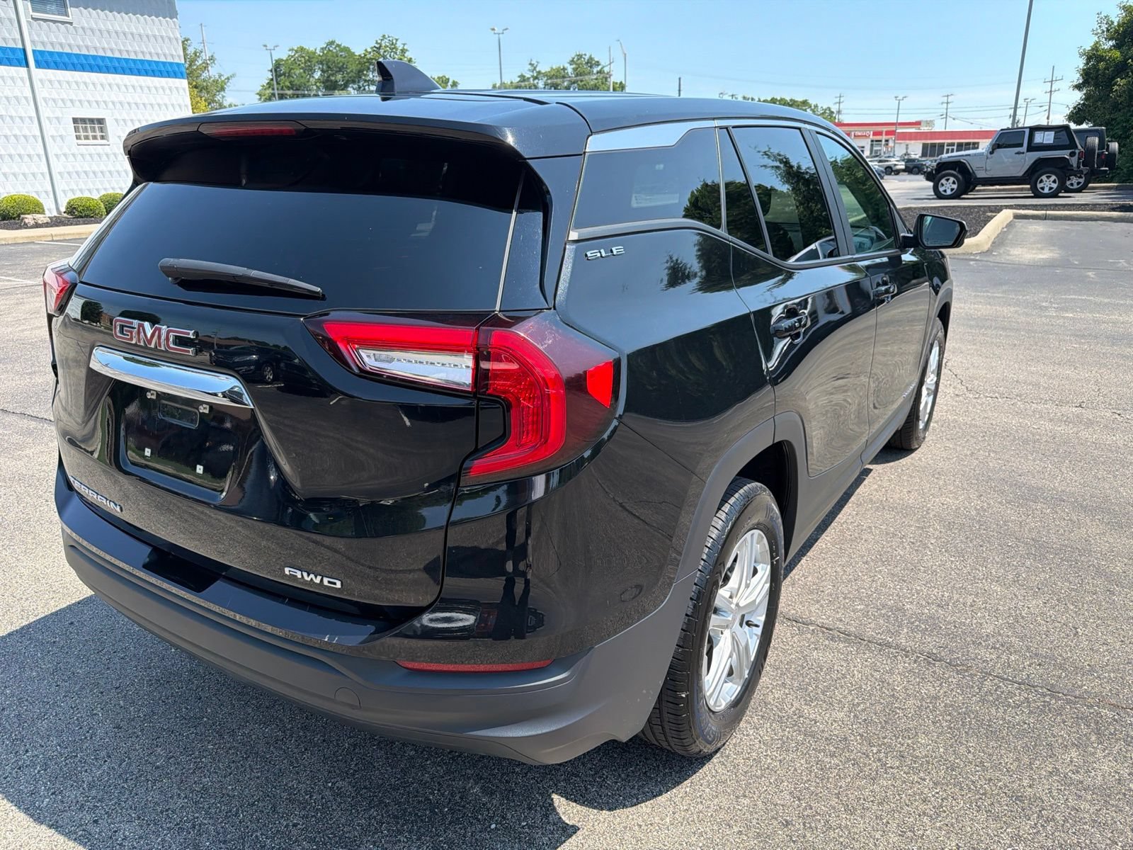 Used 2024 GMC Terrain SLE AWD/4WD image 5