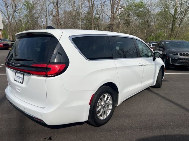 Used 2024 Chrysler Pacifica Touring-L FWD image 32